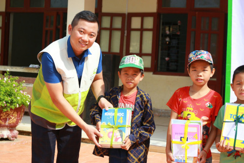 Anh Phùng Văn Lập: Phó Chủ tịch Hội Tình Nguyện Việt Nam, tấm gương sáng về lòng nhân ái và sự cống hiến vì cộng đồng