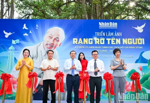 Khai mạc triển lãm và ra mắt ấn phẩm đặc biệt kỷ niệm 135 năm Ngày sinh Chủ tịch Hồ Chí Minh