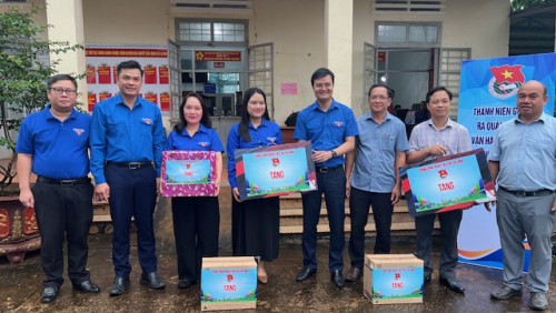 Bí thư thứ nhất T.Ư Đoàn thăm thanh niên tình nguyện biên giới Gia Lai