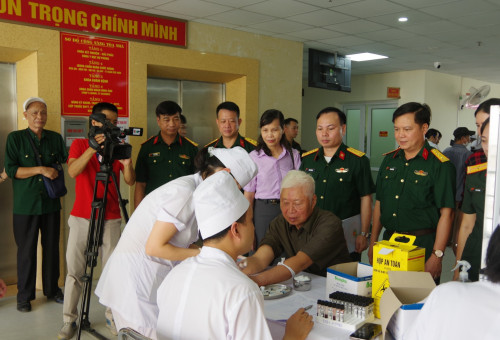 Bệnh viện Quân Y 7 khám bệnh, tư vấn sức khỏe, cấp thuốc và tặng quà cho đối tượng chính sách tại Phường Thành Đông