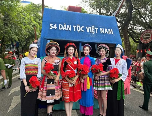 Á hậu Du lịch thế giới 2022 Hương Ly rạng rỡ trong bộ Áo dài của người Cao Lan nhân ngày Quốc khánh 2/9