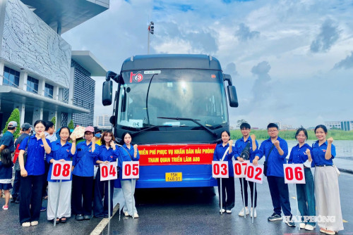 Sinh viên tình nguyện Hải Phòng hỗ trợ người dân tham quan Triển lãm thành tựu đất nước