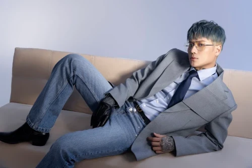 Nam Ca Sĩ Dickson Gây Bất Ngờ Với Diện Mạo "Lãng Tử Lạnh Lùng", Hé Lộ Dự Án Album Đầu Tay