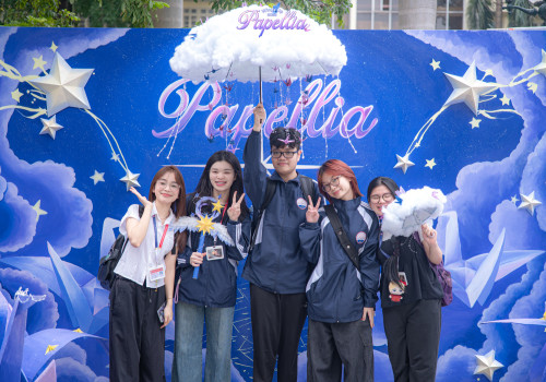 Ảnh 1 1, 1 2  Các bạn sinh viên háo hức check in tại Photobooth Papellia