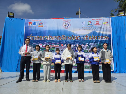 Nhân trao học bổng