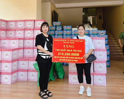 Nhóm Chị Em 98 cùng Đỗ Minh Trang trao 150 phần quà trị giá hơn 215 triệu đồng cho học sinh khó khăn tại Lục Ngạn